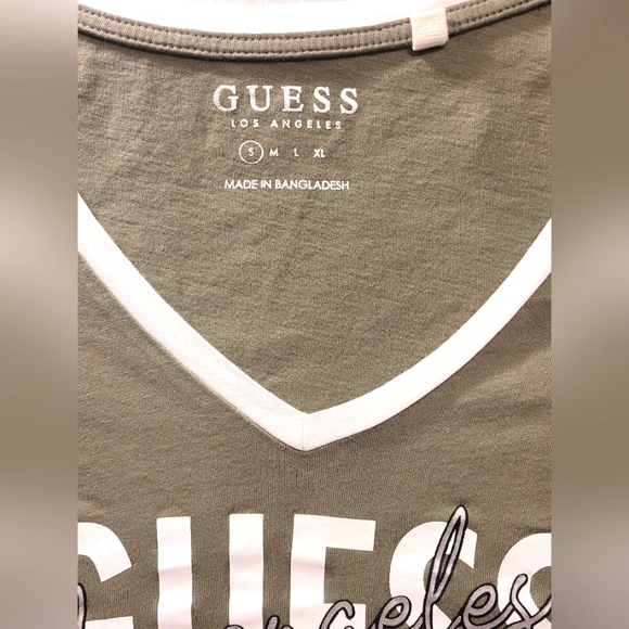 Guess Graphic T-shirt V-neck Size Large Green White Trim Excellent 💚 - Picture 2 of 6